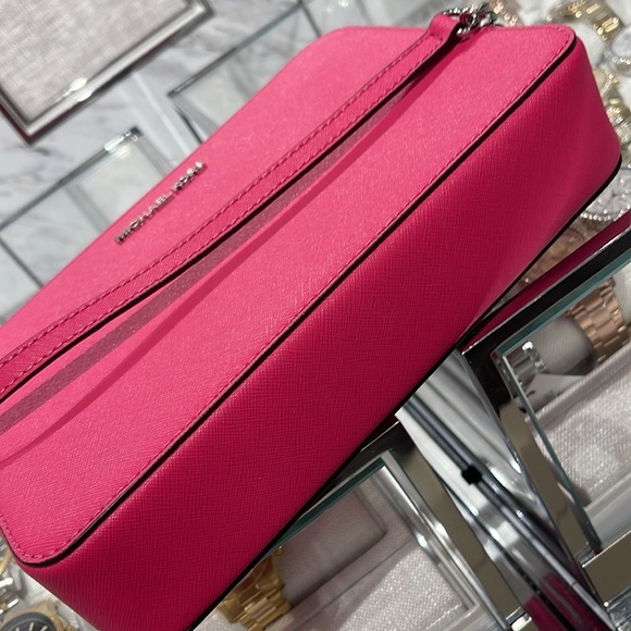 Michael Kors Jet Set Large Saffiano Leather EW Crossbody Bag
Dragonfruit
NWT - Picture 12 of 16